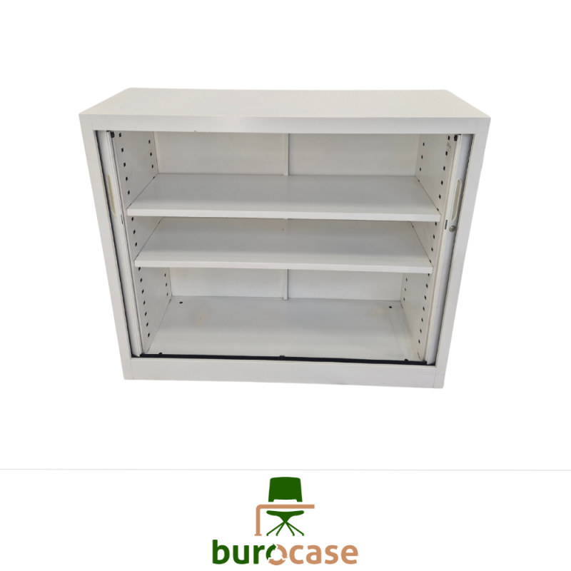 ARMOIRE BASSE À RIDEAUX