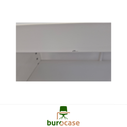 ARMOIRE BASSE À RIDEAUX
