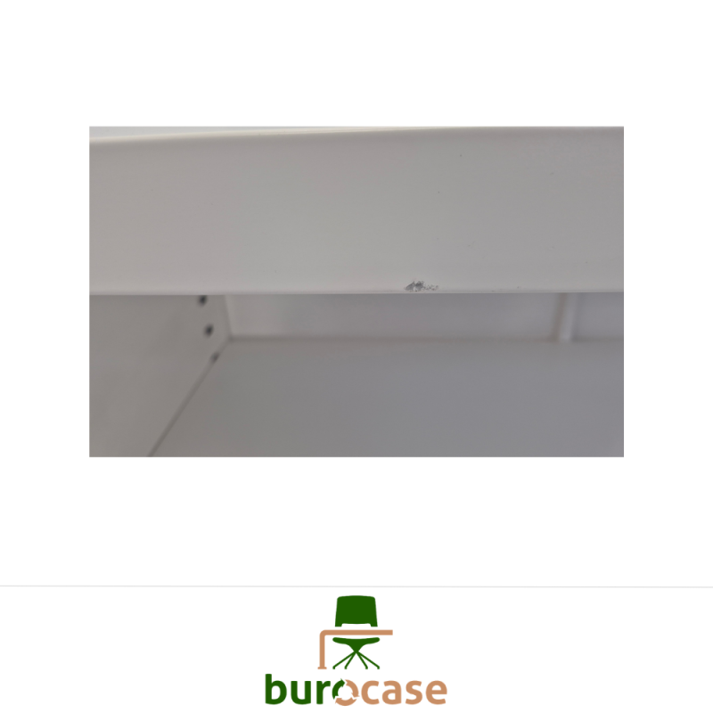 ARMOIRE BASSE À RIDEAUX