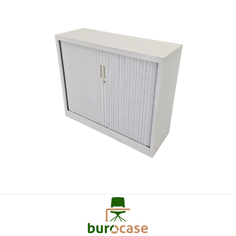 ARMOIRE BASSE À RIDEAUX