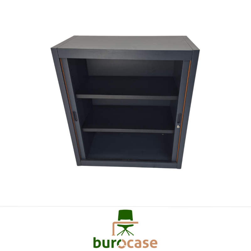 ARMOIRE BASSE À RIDEAUX