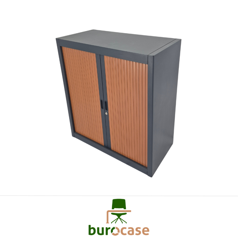 ARMOIRE BASSE À RIDEAUX
