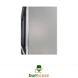 ARMOIRE BASSE À RIDEAUX