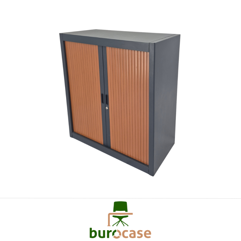 ARMOIRE BASSE À RIDEAUX
