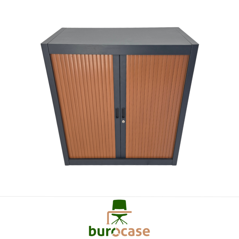 ARMOIRE BASSE À RIDEAUX